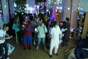 В Мелитополь группа молодых людей явилась в библиотеку в пижамах и устроили танцы (фото)
