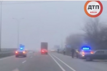 На Киевщине из-за густого тумана произошло жуткое ДТП: есть жертва. Видео 18+