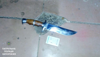 Житель Запорожья на улице напал на мужчину с ножом