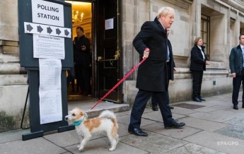 Премьер Британии Джонсон пришел на выборы с псом (фото)