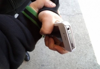 В Запорожье посреди улицы грабитель выхватил из рук подростка телефон и убежал