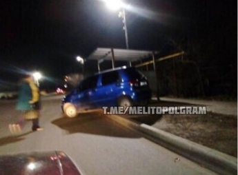 Снял со скорости и поехал - в Мелитополе автомобиль с ребенком въехал в остановку (фото)
