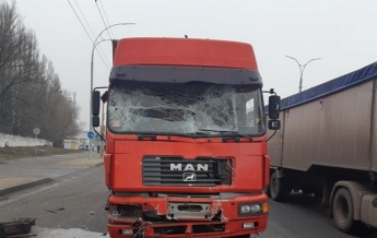 В Киеве фура "догнала" маршрутку, есть пострадавшие (фото)
