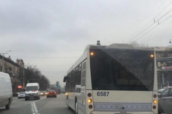 В Запорожье водителю автобуса стало плохо, и он врезался в бетонные щиты (Фото)