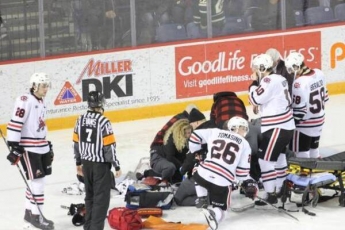 Не для впечатлительных: канадскому хоккеисту разорвали ногу коньком (видео 18+)