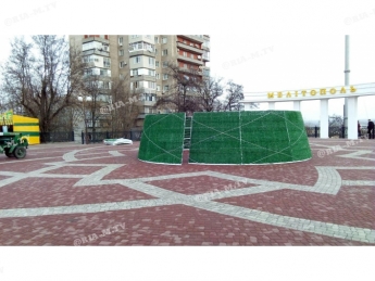 В Мелитополе на площади устанавливают елку-газон (фото)