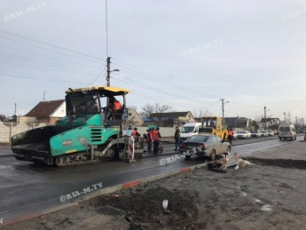 В Мелитополе дорожные строители рассказали о технологии ремонта во влажную погоду