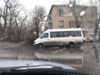 Курьезы. В Мелитополе маршрутчики моют автобусы в луже (видео, фото)