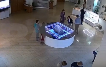 Челябинский метеорит "напугал" сотрудников музея (видео)