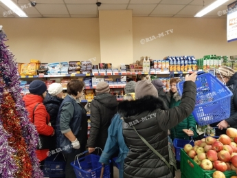 В Мелитополе в популярном супермаркете покупатели едва ли не дерутся за шоколадки со скидкой