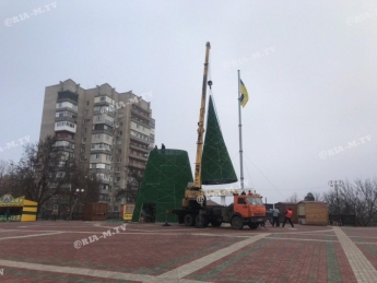 Эксклюзив – как в Мелитополе умную елку устанавливали на площади (видео, фото)