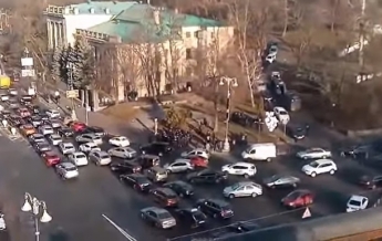 В центре Киева компания напала на полицейских, пришлось стрелять (видео)