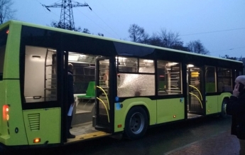 Во Львове обстреляли пассажирский автобус (фото)