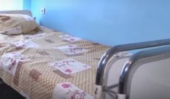 Привязали к кровати без воды и еды: в больнице под Днепром разгорелся скандал (видео)