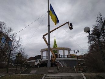 Коммунальщики в Мелитополе поменяли флаг на самом большом флагштоке в Запорожской области (фото)