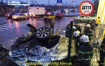 ДТП в Киеве: авто перевернулось на крышу возле АЗС (фото, видео)