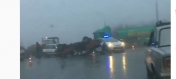 В Запорожье в тумане перевернулся автомобиль (видео)