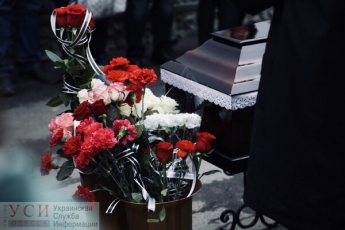 Море цветов и слезы: появились фото с похорон сгоревших в Одессе студенток