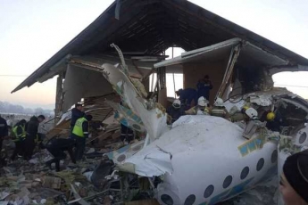 Все в крови и жуткие крики: пассажиры рассказали подробности крушения самолета в Казахстане