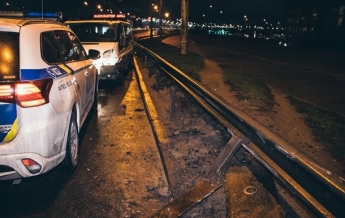 В Киеве часть моста упала на проезжавший под ним автомобиль (видео)