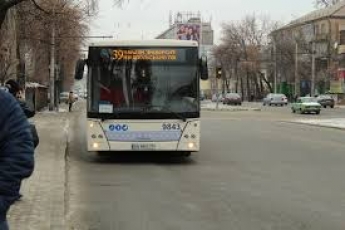 В Запорожье в автобусе парень угрожал пассажирам (видео)