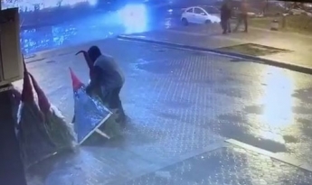 На центральной площади в Мелитополе мужчина пытался украсть декоративных гномов (видео)