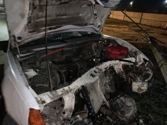 В Мелитополе спасатели тушили автомобиль, таранивший электроопору (фото)