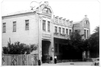 Когда-то здесь была школа. Здание торгового центра в 1952 году (фото)