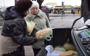 В Мелитополе парни раздали 100 буханок хлеба - что из этого вышло (видео)