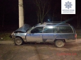 Авто врезалось в столб в Запорожье (фото)
