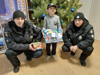 Мелитопольские полицейские поздравили с праздником маленького сына погибшего воина (фото)