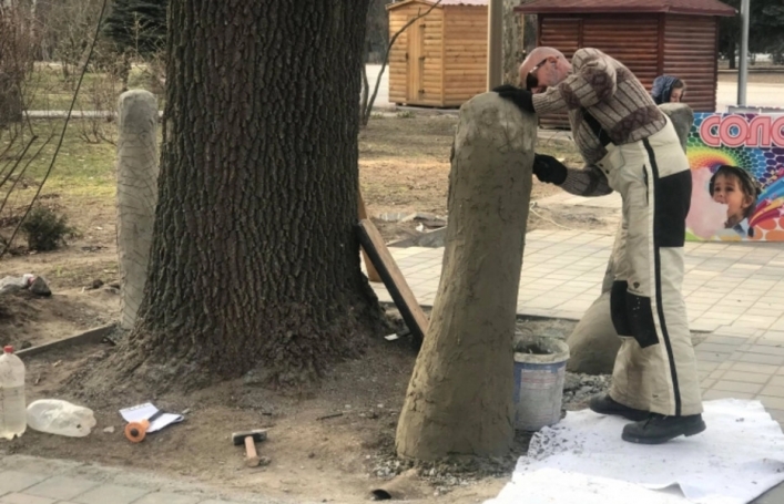 Скульптор рассказал тонкости создания руки, поддерживающей дерево (видео)