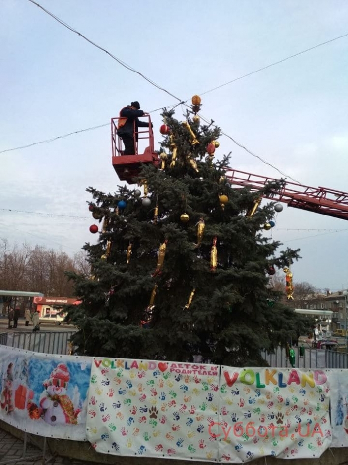 В Запорожье с новогодней елки украли гирлянду