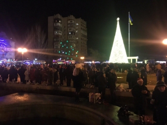 На площади в Мелитополе народ гулял до пяти утра – некоторые уснули на фонтане (фото)
