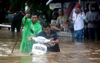 При наводнении в Индонезии погибли более 20 человек (фото)