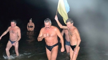 Бердянские "моржи" отметили Новый год заплывом в море