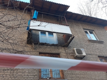 Чудом без людей - в Запорожье провалился балкон (фото)