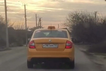 Под Мелитополем заметили такси из Москвы (видео)
