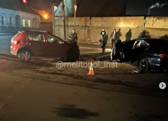 Появились фото последствий лобового столкновения иномарок в Мелитополе