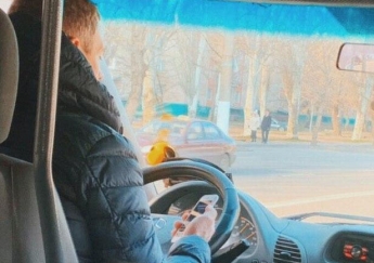 В Мелитополе маршрутчик вез пассажиров, "зависая" в телефоне (фото)