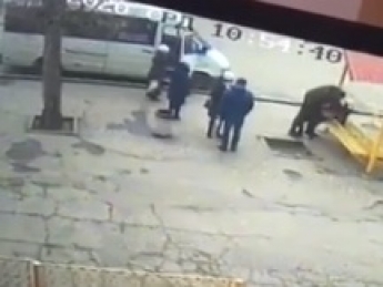 В Мелитополе маршрутчик выбросил пассажира в невменяемом состоянии, оставив замерзать (видео)