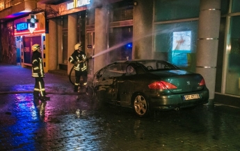 В Киеве горело авто: огонь перекинулся на многоэтажку (видео)