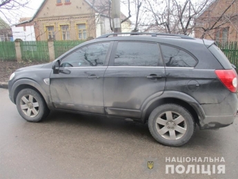 В Запорожье водителя избили и ограбили прямо посреди дороги (фото)