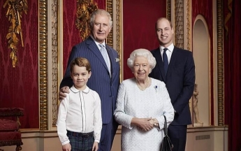 Только наследники: Елизавета II поздравила с новым десятилетием семейным фото