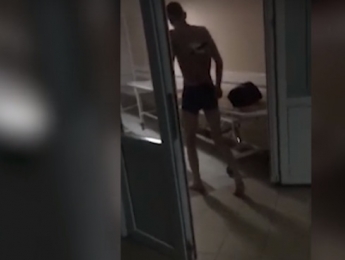 Жуткие кадры: в Татарстане пациент больницы вышел покурить с ножом в спине (видео)