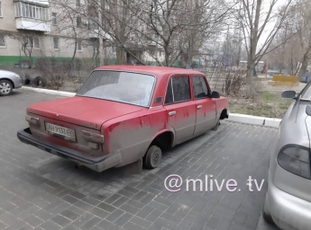 В Мелитополе "разувают" машины, оставленные во дворах многоэтажек (фото)
