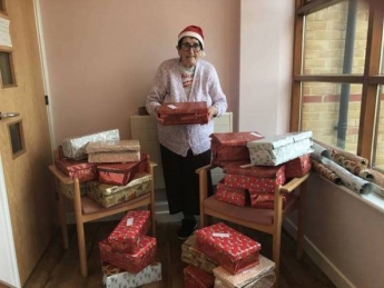 Бабуся вирішила допомагати нужденним людям і за рік зібрала для них на Різдво 500 подарунків (фото)