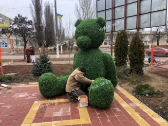 В Мелитополе к Рождеству установили гигантского медведя  (фото)
