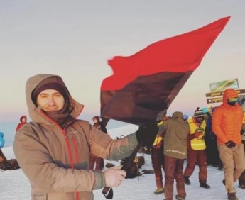 Запорожский путешественник развернул флаг УПА на вершине Килиманджаро (фото)
