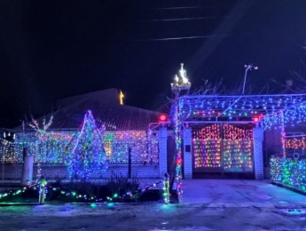 На Азовском море отец с сыном устроили из своего дома новогоднее чудо (видео)